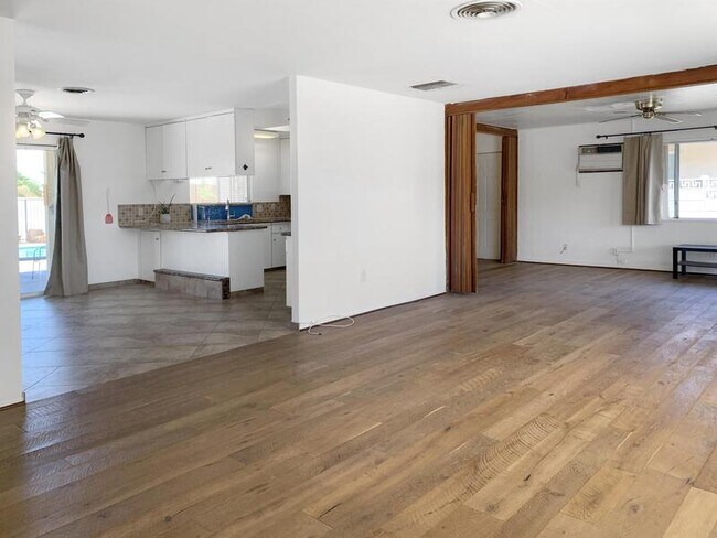 Foto del edificio - 77080 Indiana Ave