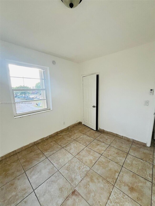 Foto del edificio - 3452 SW 7th St