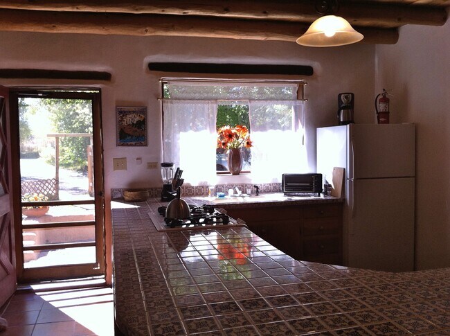 Foto del edificio - 114 Upper Ranchitos Rd