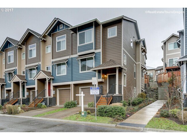 Foto del edificio - Great 3 Bedroom 2.5 Bathroom Townhouse End Unit!  2 Car Garage  + Washer & Dryer! Near Nike, Inte...