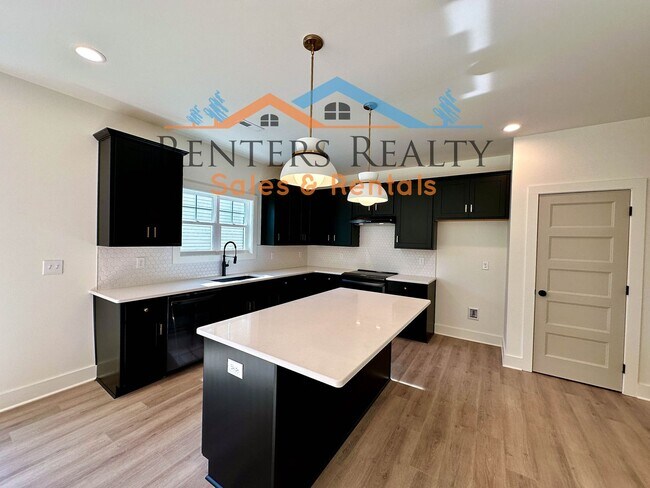 Building Photo - 3 Bedroom House with Loft in Lowe Mill