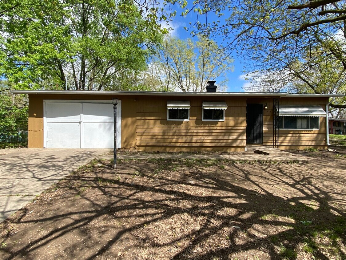 Foto principal - 413 N Beard St