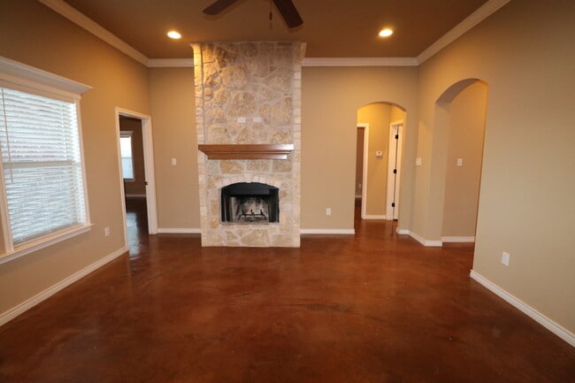 Foto del edificio - 4  Bedroom Single Famly Home -  Available ...