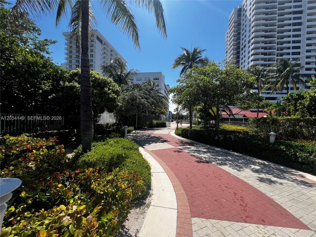 Foto del edificio - 2457 Collins Ave