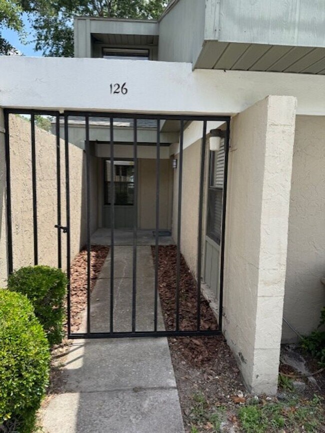 Building Photo - Move In Ready Condo in Woodside Villas
