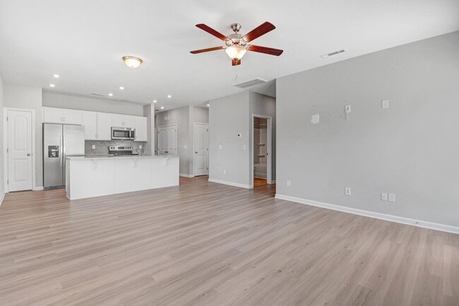 Foto del edificio - DRAKE ESTATES (Goldsboro) 3 BR | 2 BA Townhome w/ 2-Car Garage! *Built in 2023*