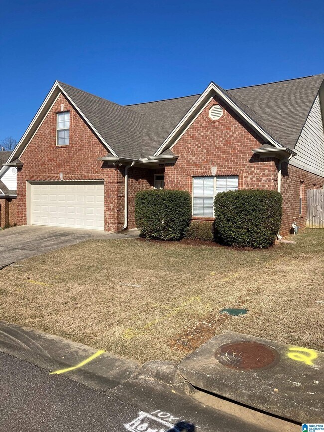 Building Photo - 2938 Summit Dr