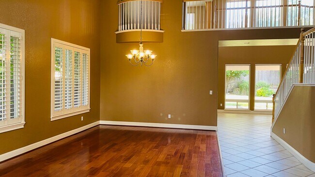 Foto del edificio - Gorgeous Serrano Area 4 bedroom 3 bath mea...