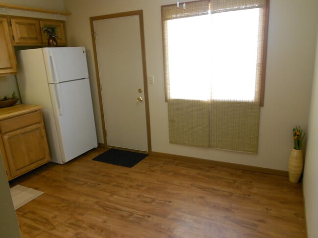 Building Photo - 420 6th Ave