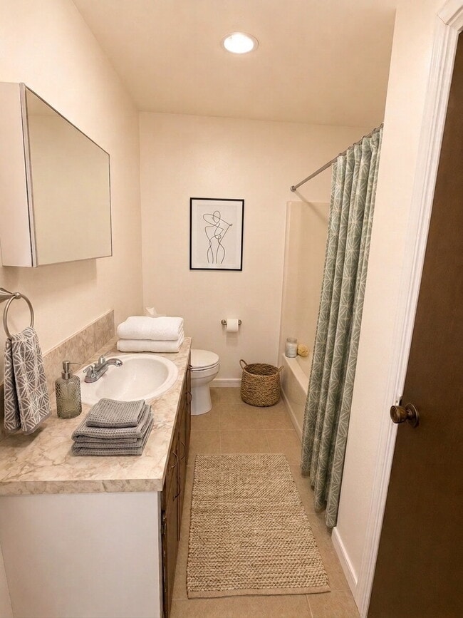 Building Photo - Cozy 1-Bed: Prime Location Near Seminole Fire Station