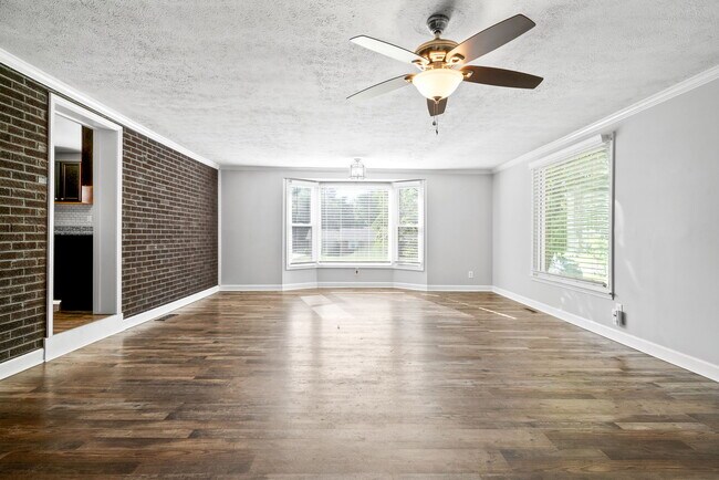 Building Photo - 310 Hillaire Dr