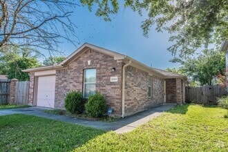 Building Photo - 10203 Azalea Village Dr