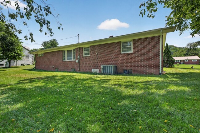 Building Photo - 25355 Lee Hwy