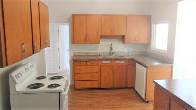 Foto del edificio - 7 bed 2Bath, Clean Home Across from Oregon...
