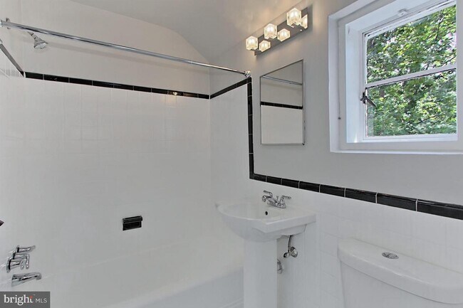 Building Photo - 23 S Aberdeen St