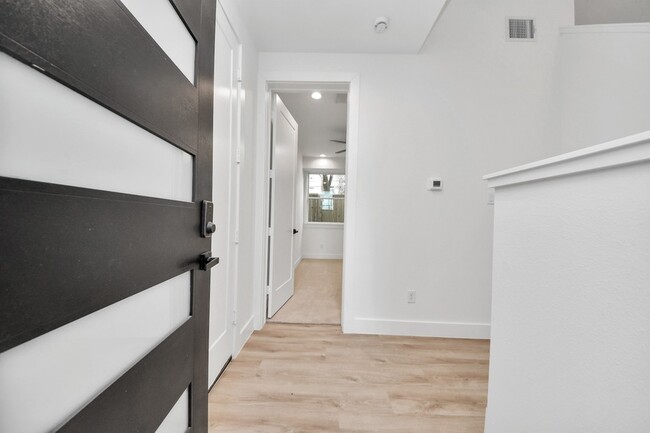 Foto del edificio - 3407 Hutchins St