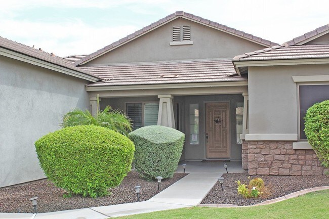 Building Photo - 3 bed with den pool and gas fireplace