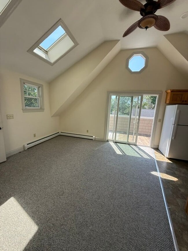 Building Photo - One bedroom, one bathroom unit on the 2nd ...