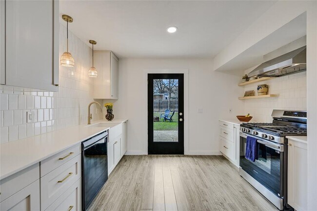 Foto del edificio - 10104 Oak Hollow Cir