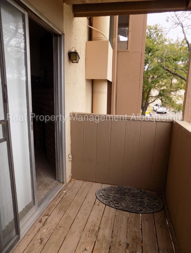Building Photo - Large NE Heights 1 Bd in Gated Community!