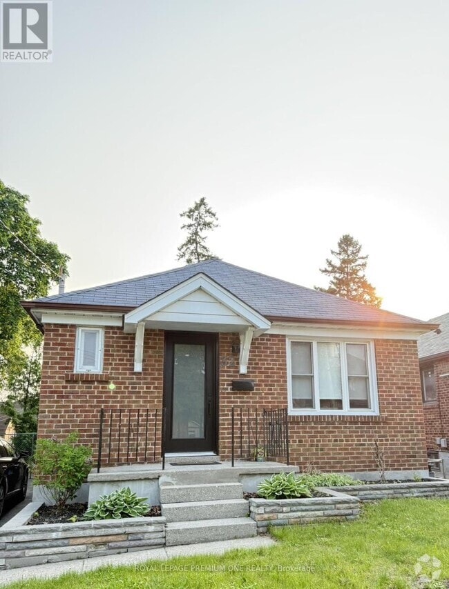 Building Photo - 32 Rothsay Ave