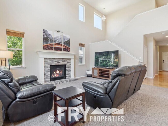 Building Photo - Spacious, Bright Home in Reunion