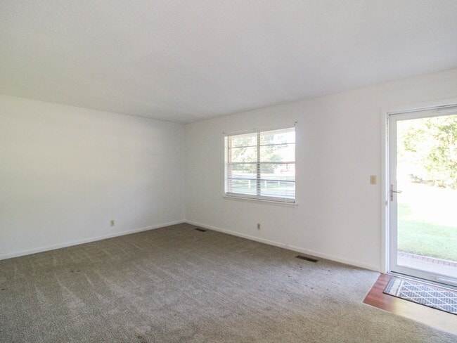 Building Photo - FREE MONTH RENT! Ardmore School District!