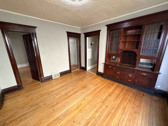 Building Photo - 633-635 W Clarke St. - Duplex