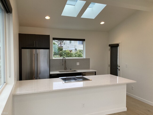 Building Photo - 2 br, 2 bath Townhome - 1220 West Emerson ...