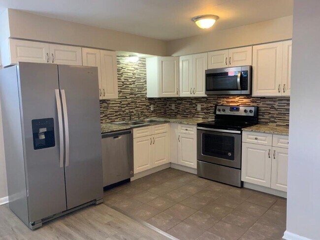 Building Photo - Welcome to our charming 2-bedroom, 1-bathr...