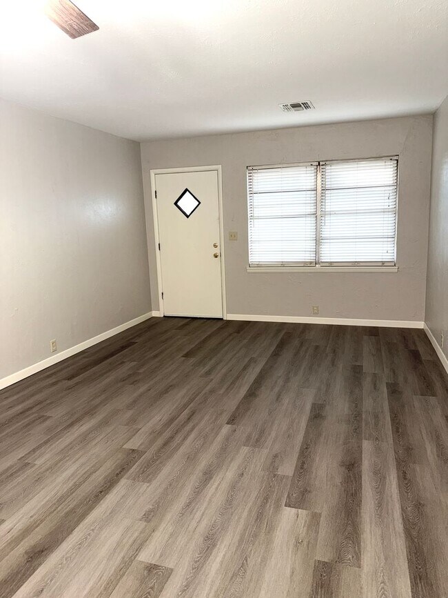 Building Photo - Updated 3 bedroom Near SWOSU $1.200/month