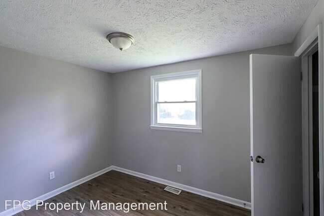 Building Photo - 3 br, 1 bath House - 235 Horseshoe Ct