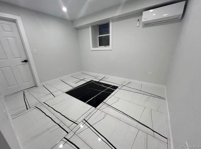 Foto del edificio - 44 Van Cortlandt Park Ave