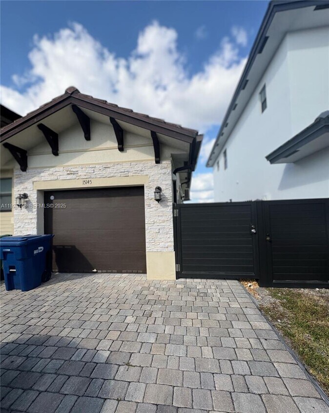 Foto principal - 15145 SW 30th St