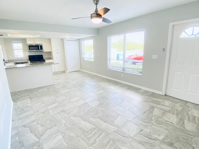 Foto del edificio - 5023 SW 16th Pl