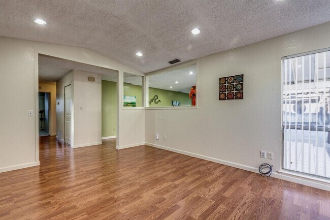 Building Photo - Beautiful 4/2 home