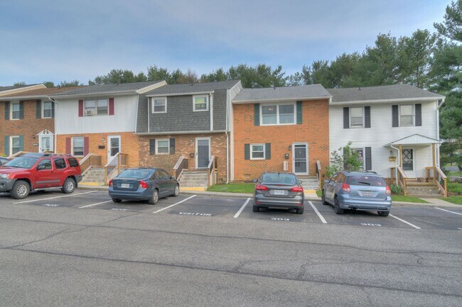 Building Photo - 303 Fairfax Road | 3 Bed Townhome | Availa...