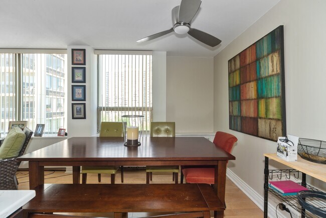 Foto del edificio - 1355 N Sandburg Terrace