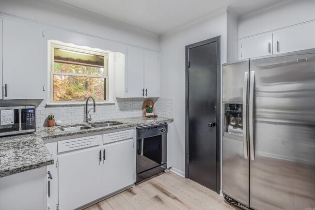 Building Photo - Furnished for lease!