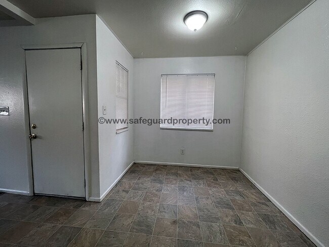 Foto del edificio - Spacious 3 Bedroom Multi-Level Townhome in...