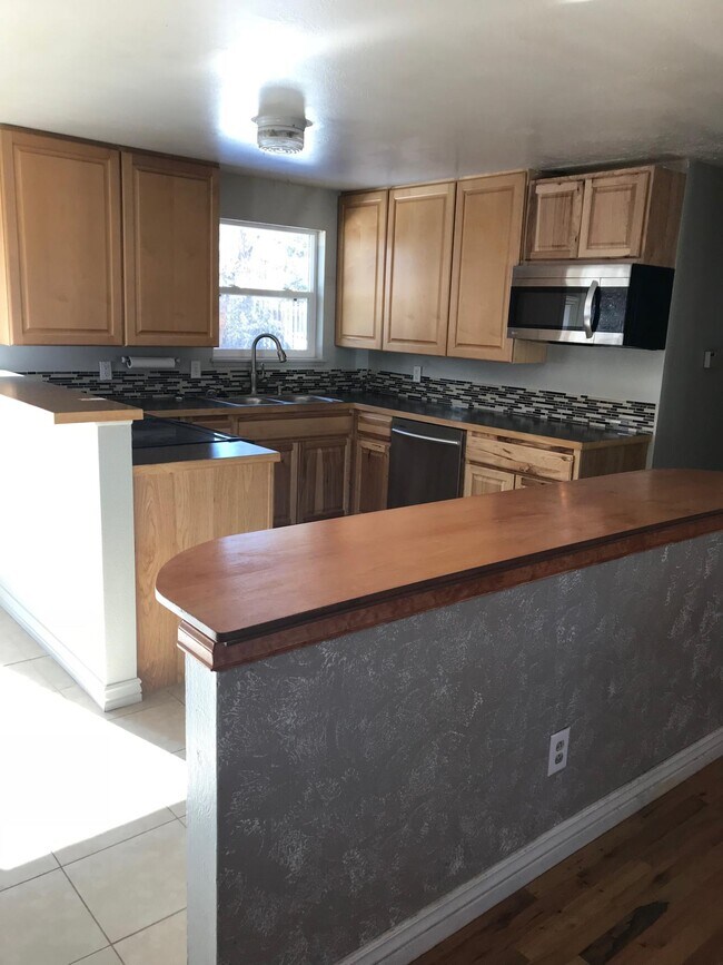 Building Photo - 2413 Tamarac Dr