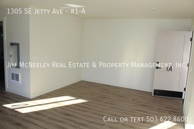 Building Photo - Lower level 2 bed/ 1 bath w/ 1 Assigned Pa...