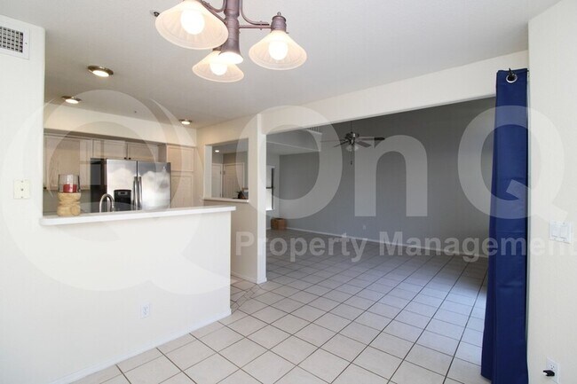 Building Photo - 1104 W Mango Dr