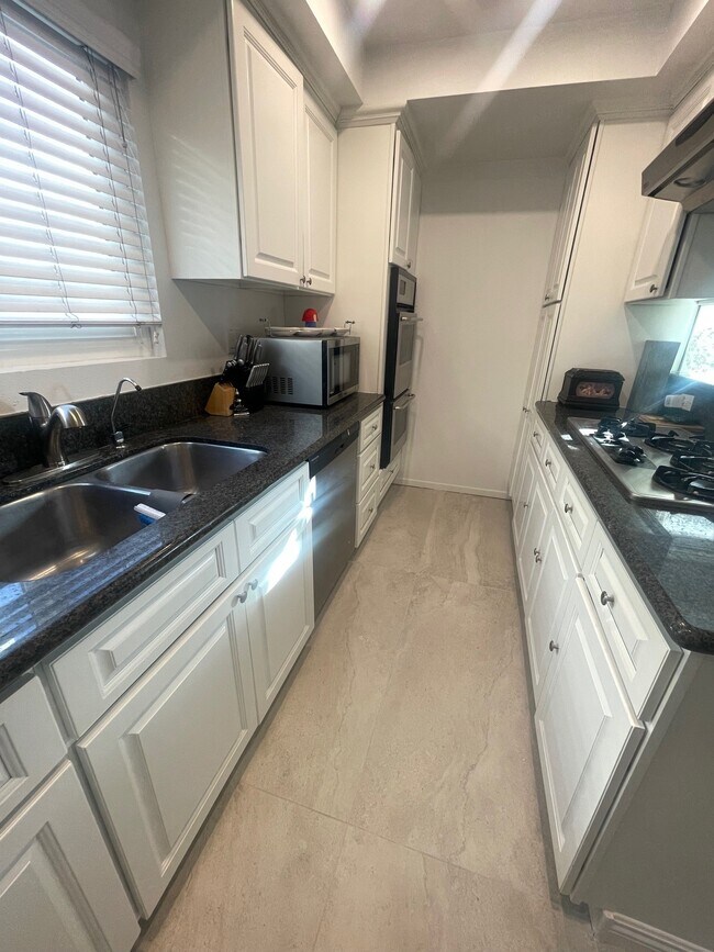 Foto del edificio - 1307 Aviation Blvd