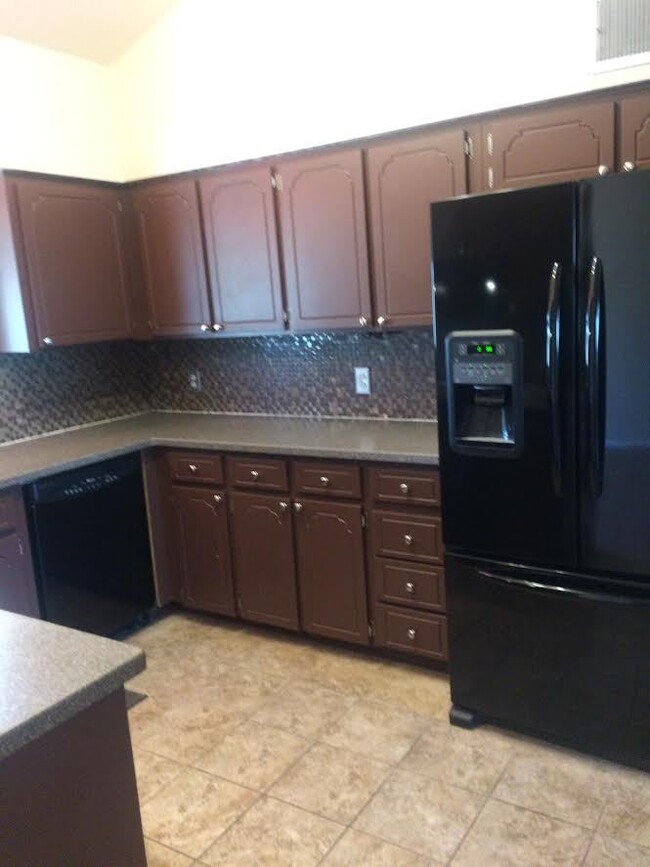 Building Photo - ADORABLE 3BR/2BA W/LARGE STORAGE WORKSHOP!