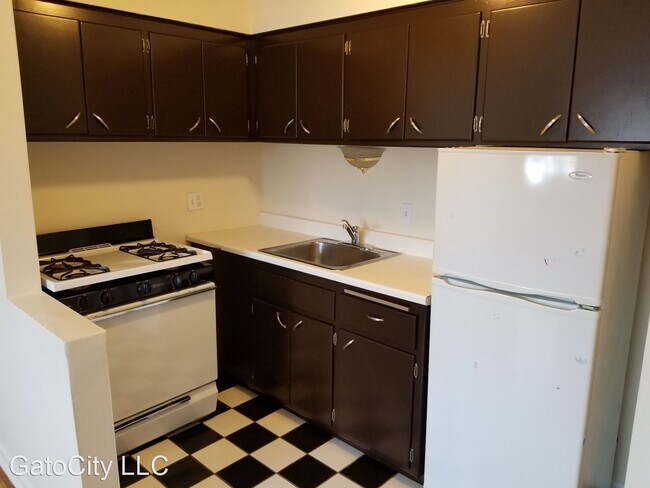 Foto del edificio - 1579 N Farwell Ave