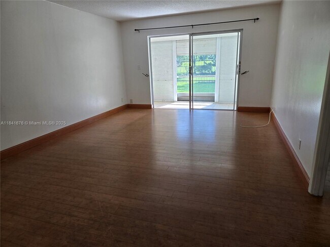 Foto del edificio - 950 Hillcrest Dr