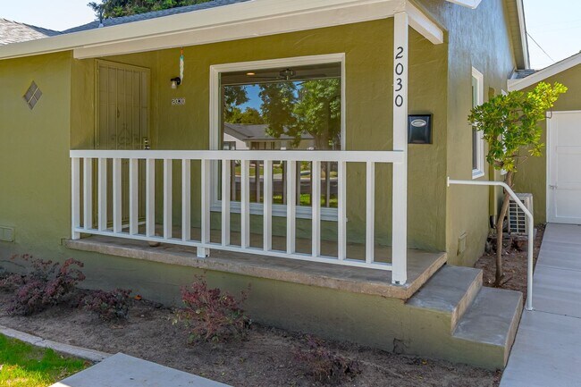 Foto del edificio - Remodeled La Loma Bungalow!