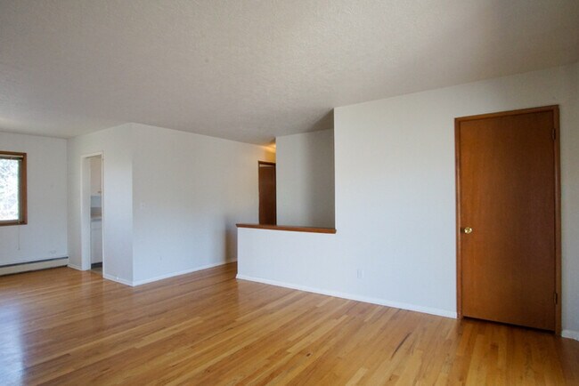 Building Photo - Large Clean Open Hillsdale apartment, Big ...