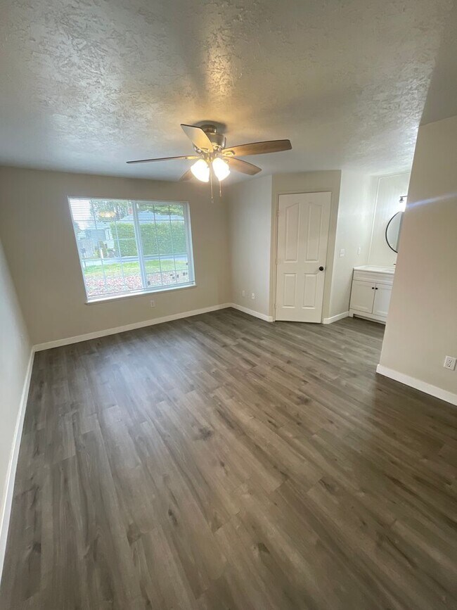 Foto del edificio - Must See Updated 3 Bedroom with Large Yard!